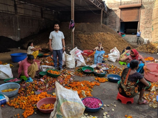 Phool Success story- मंदिर में चढ़ाये फूलों से बना डाला करोड़ों रुपयों का बिज़नेस  